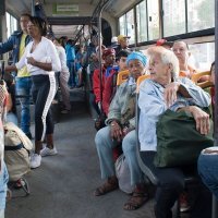 Судя по пассажирам автобуса я бы не сказал, что жизнь такая уж бедная и плохая. Учитывая, что под боком "вулкан демократии", который житья никому, кроме подстилок, не даёт, учитывая полувековую блокаду, сравнивая с остальными карибскими странами, можно уверенно сказать, что революция дала скорее благо для Кубы.
