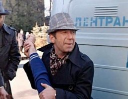 "-Девушка! Этот?....
-Нет, ну что же Вы руки-то ломаете?
- Этот? Зовите дружинников..."

Осенний марафон, эпизод.
Помните?)