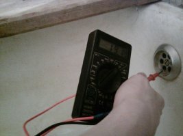 19 вольт? Это между чем и чем? Причем тут сосед идиот?
Индикаторная отвертка с встроенными батарейками не обязательно свидетельствует о наличии фазы.