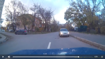 При выезде с Паркового переулка есть знак "уступить дорогу" и "выезд на дорогу с односторонним движением" - поэтому водила Сан Йонга скорее знал но нарушил.