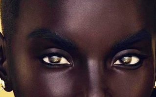 Первое что бросается в глаза - это глаза. Извиняюсь за каламбур.
Глаза имеют совершенно не естественные блики, которые недопустим при обработки фото для глянца.
Соответственно этот косяк выдает.