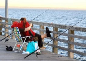 Не когда не бери бабу на рыбалку ! Рыбы не поймаешь . А вот что другое ...