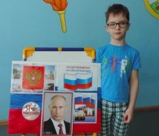 С детства приучают, что при всем богатстве выбора кандидат за кого голосовать один?
Вообще то уже здесь явный прокол в нарушении закона о голосовании - агитация на избирательном участке.