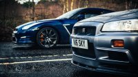 У скайлайна на радиаторной решетке было написано GT-R (модель именно так и называлась)

как это разные машины? иди головой об дерево ударься :)