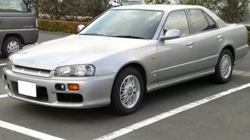 Надпись GT-R на решетке радиатора была только у модели Skyline GT-R. У остальных шести модификаций Скайлайна были другие шильдики. 
И, как я уже сказал, Nissan GT-R не имеет никакого отношения к Скайлайнам. Если не забанили в гугле, то найти инфу не сложно.