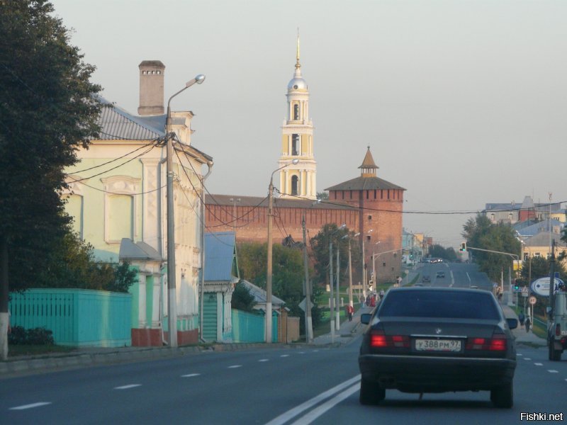 Специально для Вас, порылся в "закромах", нарыл несколько фоток. И так встречайте, улицы города.