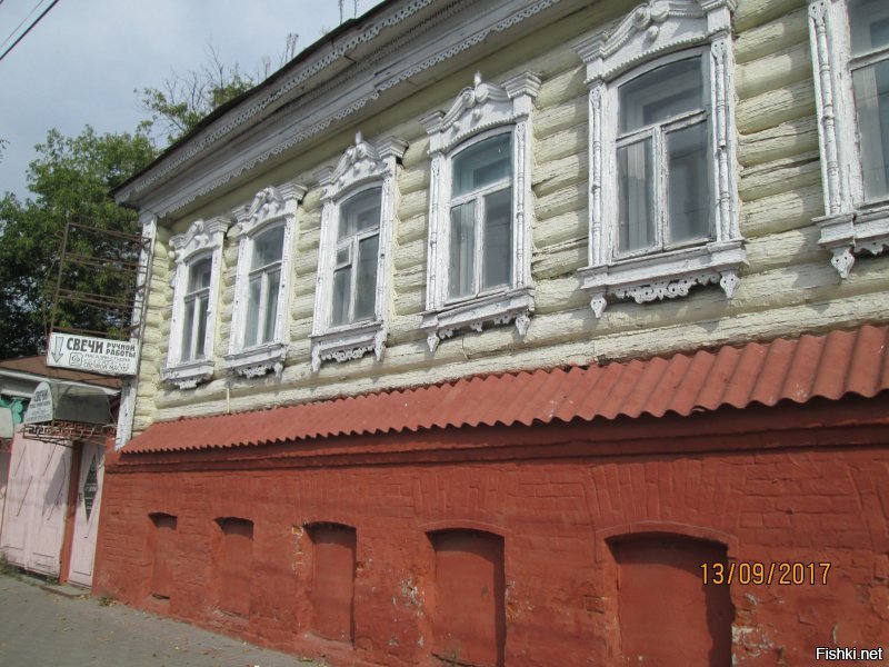 Ездила осенью к другу в Коломну на экскурсию, действительно - там в основном любопытен сам Кремль и музеи, которые почти все находятся рядом с ним. Обойти можно быстро, но.... Привлекают улочки в центральной, исторической части, с резными наличниками, тихие и спокойные, такие уютные дома... Фотки смотрите. А вот почему автор не упомянул место сбора к Куликовой битве с чудесной сохранившеся с 19 века дорогой рядом? А музей трамваев на реконструкции осенью был...
Я оттуда привезла домой маслят))) пока шли туда, да и вообще природа там прелесть как хороша!   А на берегу Оки растет мордовник шароголовый, растение из Красной книги)