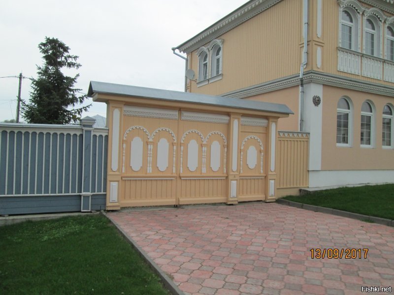 Ездила осенью к другу в Коломну на экскурсию, действительно - там в основном любопытен сам Кремль и музеи, которые почти все находятся рядом с ним. Обойти можно быстро, но.... Привлекают улочки в центральной, исторической части, с резными наличниками, тихие и спокойные, такие уютные дома... Фотки смотрите. А вот почему автор не упомянул место сбора к Куликовой битве с чудесной сохранившеся с 19 века дорогой рядом? А музей трамваев на реконструкции осенью был...
Я оттуда привезла домой маслят))) пока шли туда, да и вообще природа там прелесть как хороша!   А на берегу Оки растет мордовник шароголовый, растение из Красной книги)