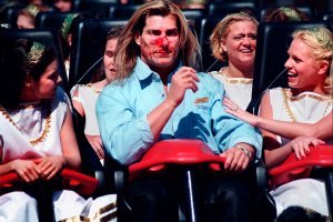 Фабио покатался на американских горках и его поймала птичка)))