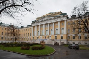 Не замки, конечно, но дворцы 18 века. 
Первое это ИСАА. 
Второе это Журфак МГУ. 
И то и другое - Москва, Россия.