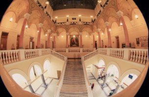 Не замки, конечно, но дворцы 18 века. 
Первое это ИСАА. 
Второе это Журфак МГУ. 
И то и другое - Москва, Россия.