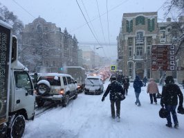 На Владивосток в первый день весны обрушились снегопады
Источник:  ©