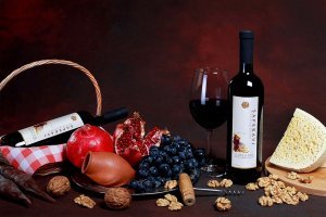 Я научился делать вино в Грузии ,теперь делаю в соответствии с рецептом уже 7 лет ,и уж поверьте я знаю толк и меня не провести ,а в целом самое главное в красном вине (Грузины называют его Черным)-это цвет и уже потом аромат и букет !!!