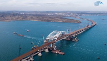 Кстати на фото не Керченский мост.
Вот Керченский мост.