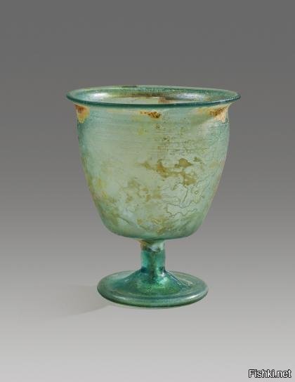 А что вас так смущает? Римляне очень даже делали стеклянные изделия. Вот на картинке 4 век н.э. это конечно ~300 лет после Пилата, но относительно близко. 

Меня бы больше смутил ТОНКИЙ стеклянный стакан.