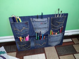 думали-думали, гадали, что бы сделать, как бы провернуть, чтобы и дети были рады, и мы с ума не сходили. В конечном итоге бахнули к дому пристройку. У детей почти 25 квадратов пространства. И просто шкаф-стелллаж. Раз в 2 недели или чуть реже с мужем проводим инспекцию. Все сломанное в утиль, остальное - худо-бедно по контейнерам икеевским. Для карандашей сделали минут за 7 обычную подставку. Порядок для перфекционистов - это родители, которые каждый вечер раскладывают. Мало кто из детей в юном возрасте будет заморачиваться. Максимум - на полку закинут игрухи. Сыну презентовала шкатулку для мелких машинок. Он с ней носится, громыхает, доволен. Шкатулка раритетная, ей 30 годиков, если не больше. Сделана из чего-то непрошибаемо-пластикового.