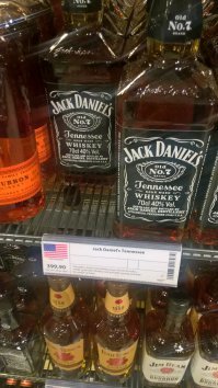 В Норвегии весь крепкий алкоголь под контролем государства и продается только в специальных государственных магазинах  Vinmonopolet  (фото делал этой осенью). Ценники совсем не гуманные ( цены на фото в норвежских кронах, курс 1 крона = 7 ,2 рубля грубо) , поэтому-то и такое большое количество сортов пива продается в супермаркетах. Помимо известных марок, просто дикое количество крафтового пива...