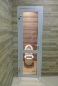 Ещё в советские времена была в ходу такая шутка, типа, полезные советы:
"Если двери в туалете сделать стеклянными, то всегда будет видно, занято там или нет." (С)