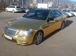 Всё это фигня по сравнению с картинкой ниже.

Хуже этого пожалуй придумать ничего нельзя.

Когда вижу авто в "золотой" плёнке, сразу вспоминаю Томми покупавшего дом на колёсах.