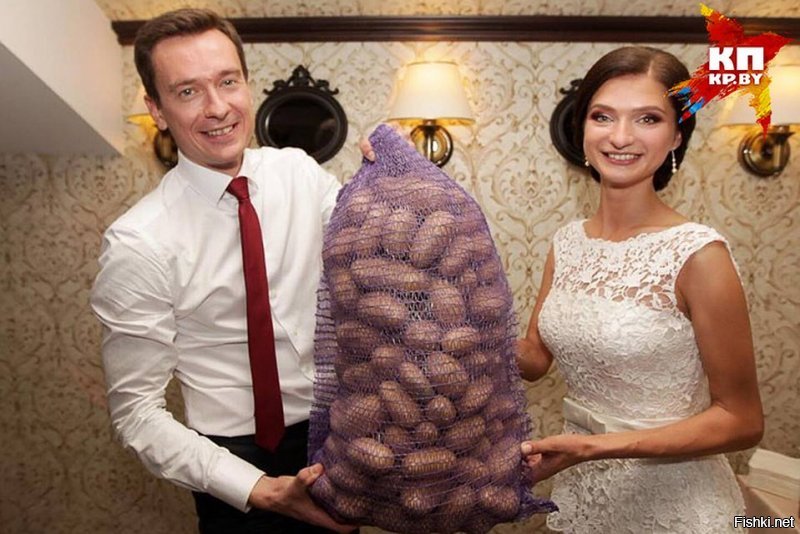 Александр Лукашенко поздравил ведущих  Беларусь 1  
со свадьбой и прислал мешок картошки со своего огорода!
