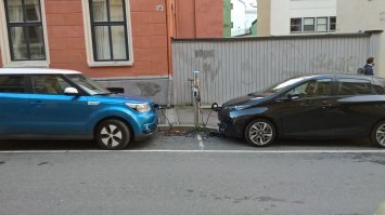 Между прочим, в Норвегии почти четверть всех автомобилей это электромобили! Это в стране, у которой основная статья доходов это добыча и экспорт нефти!!!)) 
От государства большие льготы тем, кто покупает электромобили. А к 2025 году они должны вообще отказаться от двигателей внутреннего сгорания. Зарядки для машин прямо на парковочных местах под окнами. 
А насчет лития... Ну, нефти тоже ограниченное количество...