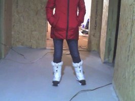 Попался мне тут в руки тепловизор и сфоткал я свою девушку в него. Очень любопытная картинка оказалась: теплопотери идут через колготки и джинсы более всего, затем пропускает пуховик, а Баффины остаются холодными и ничего не пропускают