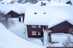 в посте 2 фотки где есть крыши домов и  на обеих сосульки.
У меня зимой крыша дома в таком же состоянии, снега правда поменьше