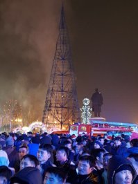 Недавно прошла знаковая новость: предложено отменить введенное Дэн Сяопином 40 лет назад ограничение на 2 срока председателя КПК. Внешне похоже на Россию, но отлично по сути. Если Путина продляют для удержания личного комфорта верхушки и ухода от ответственности, то в случае Китая это скорее всего означает смену нейтральной политики обогащения на консолидацию лидером нации для новых способов экспансии. Сюда же можно отнести другие решения властей: снятие ограничения более 1 ребенка, первая зарубежная военная база, укрепление спорных островов, борьба с излишествами чиновников и т.п. Военная техника создается на вполне освоенной Китаем совершенной производственной базе, позволяющей организовать и кратно нарастить в случае необходимости производство чего угодно. 
Нас уверяют, что вся эта мощь только против НАТО и США, а у нас для китайцев холодно, а что им понадобится из сырья, сами с удовольствием продадим, еще и поможем ненавистных англосаксов загасить. В итоге может и так, но китайцы справедливо считают, что смогут более эффективно чем русские использовать наши ресурсы и территории для схватки с Западом. Конечно не будет никакого военного вторжения. Сначала помогут с созданием транспортной инфраструктуры для вывоза природных богатств, параллельно проникая бизнесом и трудолюбивыми рабочими. Коррумпированные чиновники Путинской России не откажутся от предложений, подкрепленных личной выгодой. Не заметим как сдадим весь ДВ в долгосрочную аренду. На фото ниже декабрь 2017, центральная площадь Южно-Сахалинска, место и время узнаваемо по недавно сгоревшей главной елке. Хорошо видно соотношение национальностей тусующихся жителей. Надо ли напоминать об обособленности китайского общества, нарицательных чайнатаунах?
С 2011 по 2017 ВВП России увеличился в пределах статистической погрешности. С помощью десятилетней давности мультиков нам грузят, что ресурсы и время не просраны, а полностью ушли на вундервафли для защиты от клятых пиндосов... Есть общее с 1940, когда за агрессию против Финляндии СССР исключили из Лиги наций. Ну и пусть, с таким верным другом как нацистская Германия никакие бойкоты не страшны, все купит и продаст, гнилых поляков за людей не считает, но русских уважает... Путин рассорил Россию практически со всем Белым миром из-за принятой там сменяемости власти на выборах, взамен упрямо толкает и привязывает ее к союзу с азиатской цивилизацией, где пожизненный вождь, хан это норма.
