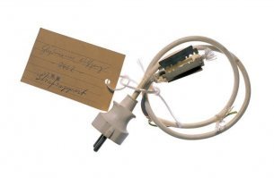 Настоящие самодельщики делаю сетевую вилку из двух гвоздей...