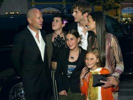 Такое ощущение, что Эштон Кутчер, то же не прочь выйти замуж за Брюса