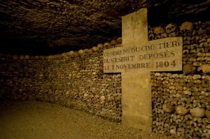 Вот здесь 6 миллионов останков скопленных с конца XVIII века. 
Однако, ни кого не пугает.  
ообще это странно, как чьи то кости могут кого либо испугать, а тем более испанских конкистадоров, для которых вид трупа - привычен. 
Может и там просто такое же своеобразное кладбище, как и в Париже.