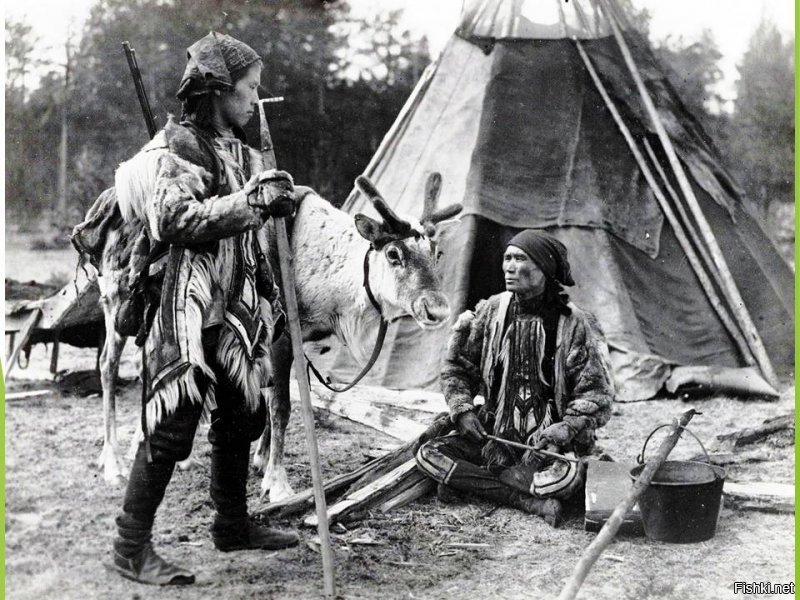 я один до сих пор считаю, что эскимосы, это одно из племен коренного народа Америки, проживающее на севере континента, а не народность в отдельности, это индейцы, как  навахо, апачи и т.д., просто индейцы, ну вот фото для сравнения, из документальных фоток, большинство навахо и эскимосов, т.к. они были самой большой популяции, есть апачи, ирокезы которые жили на севере страны и Канады, но одна две на фото представители навахо и шаман ирокезов