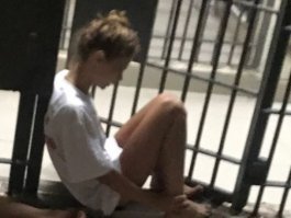 Одну рыбку уже поймал