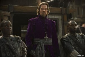 Харизматичный и неординарный актёр. Кроме нижеупомянутых, ещё запомнился по ролям главаря банды Карнеги в "Книге Илая" и отца Соломона в "Красной шапочке". Давным-давно "Оскар" заслужил.