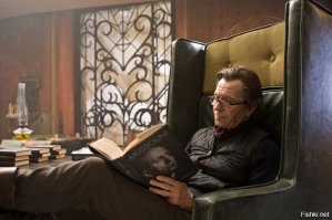 Харизматичный и неординарный актёр. Кроме нижеупомянутых, ещё запомнился по ролям главаря банды Карнеги в "Книге Илая" и отца Соломона в "Красной шапочке". Давным-давно "Оскар" заслужил.