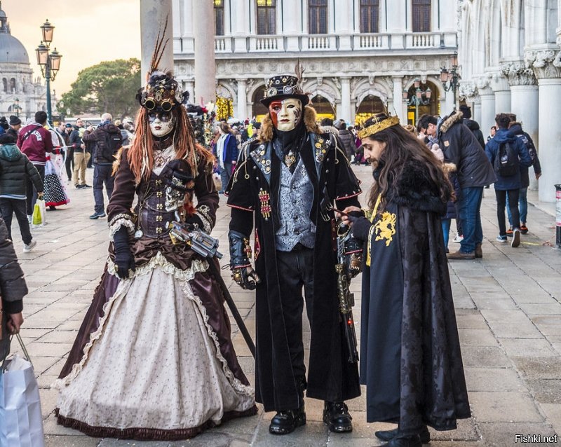 В Венеции пару недель назад был карнавал. Приятель прислал фото: