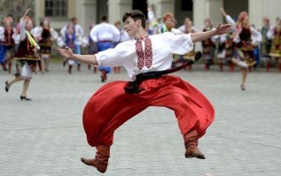 Мужчина пытается слить воду из гидрокостюма