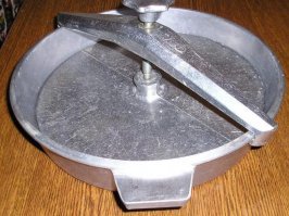 Да настоящая сковорода вот такая. Я у тещи своей отжал. Единственно, старая уже сковородка, прилипает ко дну. Так я приспособился курицу в кулинарный рукав, а потом на сковородку.