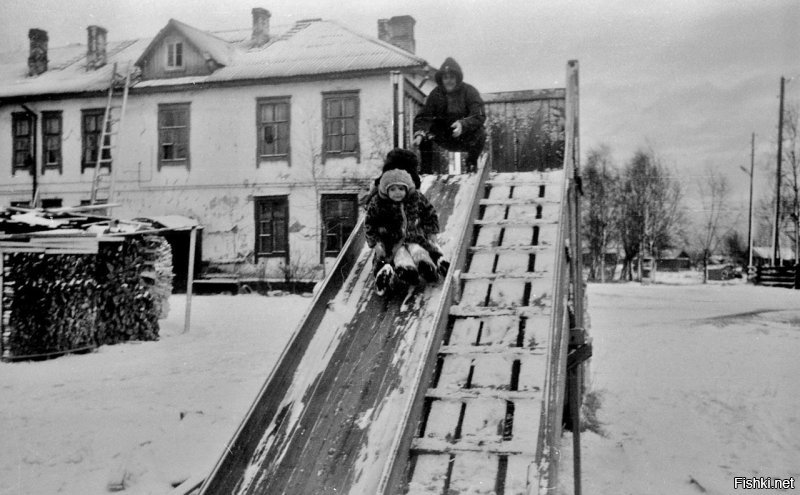 У нас такая горка, в нашем детстве, в семидесятые годы,  почти в каждом дворе стояла.