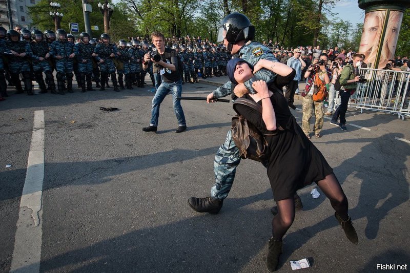 Да что вы сразу напали на суд и полицейского? Мы же не знаем всех обстоятельств дела!
А вдруг потерпевший в этот момент собирался репост Навального сделать? А может оскорблял чувства верующих? А может быть он в полиции вслух цитировал конституцию? Можно предположить, например, что он придерживался либеральных взглядов? А может он вообще был против "стабильности" и "процветания"!