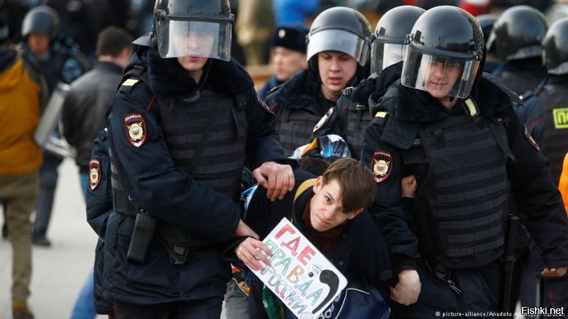 Да что вы сразу напали на суд и полицейского? Мы же не знаем всех обстоятельств дела!
А вдруг потерпевший в этот момент собирался репост Навального сделать? А может оскорблял чувства верующих? А может быть он в полиции вслух цитировал конституцию? Можно предположить, например, что он придерживался либеральных взглядов? А может он вообще был против "стабильности" и "процветания"!