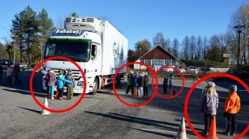 Это слепые зоны "статичные", когда водитель смотрит просто прямо. Гораздо важнее то что на фото - наглядные и показательные занятия для детей-школьников. Потом наверняка ещё каждый сможет посидеть на водительском сиденье и лично оценить эти мёртвые зоны. И так деалают много где