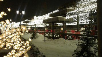 нам понравился Дворе ц земледе льцев (тат. Игенчеләр сарае), а ребятенку- Оптимус Прайм на Баумана. И чудесный каток на всю длину набережной с огнями и сказочным городком