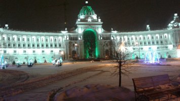 нам понравился Дворе ц земледе льцев (тат. Игенчеләр сарае), а ребятенку- Оптимус Прайм на Баумана. И чудесный каток на всю длину набережной с огнями и сказочным городком
