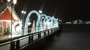 нам понравился Дворе ц земледе льцев (тат. Игенчеләр сарае), а ребятенку- Оптимус Прайм на Баумана. И чудесный каток на всю длину набережной с огнями и сказочным городком