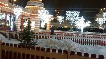 нам понравился Дворе ц земледе льцев (тат. Игенчеләр сарае), а ребятенку- Оптимус Прайм на Баумана. И чудесный каток на всю длину набережной с огнями и сказочным городком