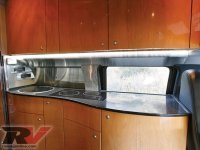 И понтоваться не получится.  :) Нормальные таежники только поржут и пальцем у виска покрутят.  

:)  Если подобные варианты рассматривать.  ЗА в три раза меньшую цену. причем - то вот как-то так.  

Под капотом расположен 7,2-литровый мотор Caterpillar.
Что имеет Ford F-750 Dunkel Luxury Hauler 4х4:

- Рамная конструкция
- Полный привод
- Пневмоподвеска
- Три лебёдки
- Видеокамеры по кругу
- Навигация
- Два телевизора
- Кухня
- Газ
- Холодильник
- Туалет
- Душ
- Климатическая установка
- Аудиосистема
- Несколько мест для отдыха