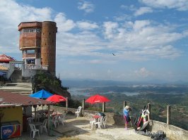 Необычная скала камень с лестницей