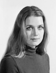ИЗВЕСТНЕЙШАЯ СОВЕТСКАЯ АКТРИСА ИРИНА АЛФЁРОВА О ГЕЯХ.

ЭТО ОЧЕНЬ СЕРЬЕЗНАЯ ПРОБЛЕМА. НЕПРАВДА, ЧТО ОНИ НЕ ВЛИЯЮТ НА НОРМАЛЬНЫХ ЛЮДЕЙ. ВЕРУЮЩИЙ ЧЕЛОВЕК НЕ МОЖЕТ К ЭТОМУ НОРМАЛЬНО ОТНОСИТЬСЯ. КОГДА Я УЧИЛАСЬ В ГИТИСЕ, У НАС ПЕДАГОГ БЫЛ ГЕЕМ. ОЧЕНЬ ИЗВЕСТНЫЙ ЧЕЛОВЕК. К НЕМУ ПРИЕХАЛИ УЧИТЬСЯ СО ВСЕЙ РОССИИ, БЫЛО МНОГО МАЛЬЧИКОВ ИЗ ПРОСТЫХ КРЕСТЬЯНСКИХ СЕМЕЙ   НОРМАЛЬНЫХ МУЖИКОВ. К КОНЦУ ОБУЧЕНИЯ ВЕСЬ КУРС СТАЛ ГОЛУБЫМ.
Поэтому я не верю, что геи безопасны. Я видела, как агрессивно эти люди действуют, как это расползается. Я бы не хотела, чтобы мои дети подверглись этому влиянию. Если у кого-то есть медицинские проблемы с этим, то пусть ведут себя не так шумно, не так демонстративно.
Я видела много ситуаций, когда они соблазняют, как они делают из нормальных людей ненормальных. Я читала потрясающую автобиографию Жана Маре. Когда он был маленьким, его соблазнил учитель. Он с такой болью пишет об этом, обращается к родителям:  Следите за вашими детьми, смотрите, проверяйте, потому что это очень страшно .
Потом, когда он вырос и стал красавцем, в него безумно влюбился Жан Кокто. Маре пишет:  Когда он предложил мне сожительство, это было очень красиво, настолько красиво, насколько это мог сделать талантливейший Кокто, я сидел и думал, пойти мне по этому пути и иметь все   роли, признание, потому что он обещал бросить мир к ногам,   или остаться нормальным. К сожалению, я выбрал Кокто и славу .
Как видите, все это не так уж и просто. И я не понимаю, как им разрешают взять маленького ребенка. Это же полный разврат. Бедный ребенок в этом будет жить. А у него должны быть папа и мама. Это невозможно, меня это ужасает. Естественно, эти дети уже изначально больные. Дай Бог, если им повезет и они встретят на своем пути людей, которые их спасут.
Автор: Ирина Алферова