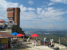 Пишут, что там 2135 метров над уровнем моря. По википедии, на высоте 2000м начинается горная болезнь. На вершине смотровая площадка и ...башенка (на фото). 
Там кто-то живет или зачем это строение там ???